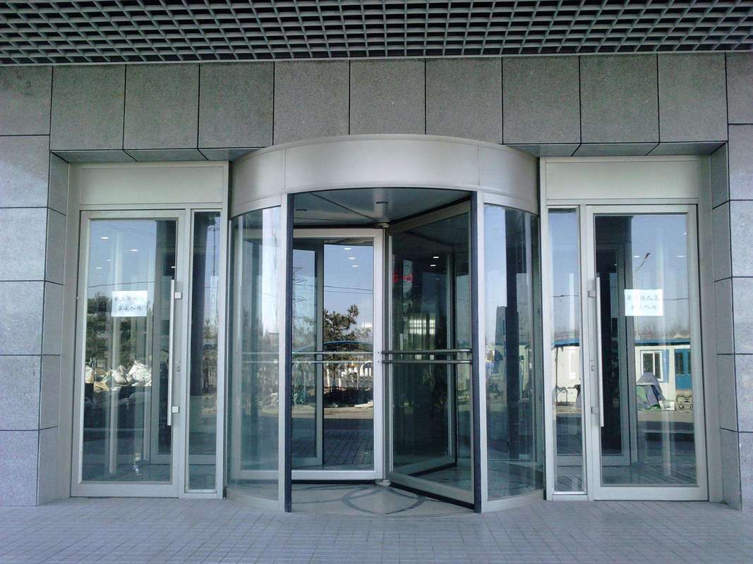 自动门与旋转门选购指南 智能出入口解决方案全解析